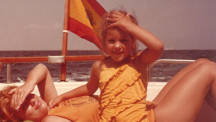 Noelia Arroyo, con su madre, navegando por aguas del Mediterráneo, en La Manga, en 1986.