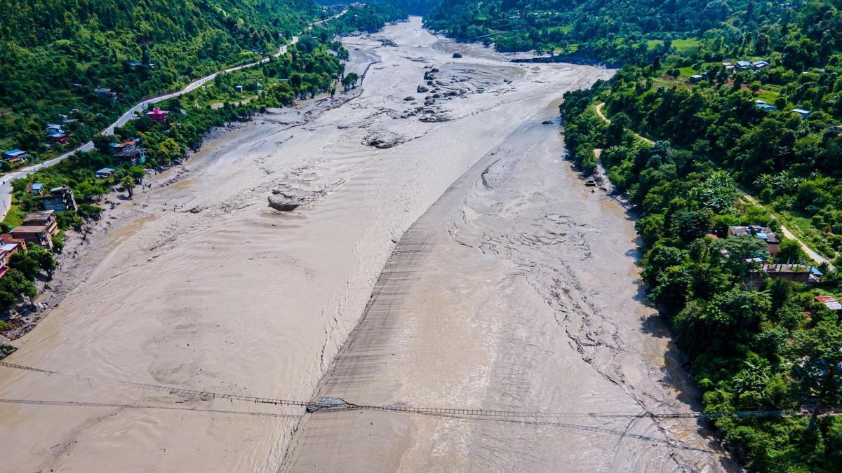 Imagen aérea del río Bhotekoshi tras la inundación registrada el 26 de agosto de 2026 en el norte de Nepal, cerca de la frontera con China (archivo)