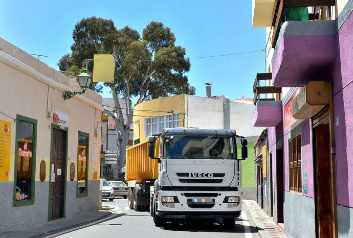 El paso de grandes camiones daña balcones en el casco de Mogán