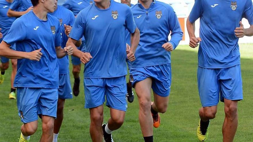 Miki (19 años), Loureuro (19), Tomás (21) en un entrenamiento con Capi (35), el veterano de la plantilla. // Rafa Vázquez