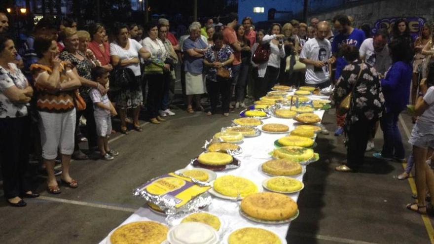 Las tortillas presentadas al concurso de una pasada edición de las fiestas mosconas.