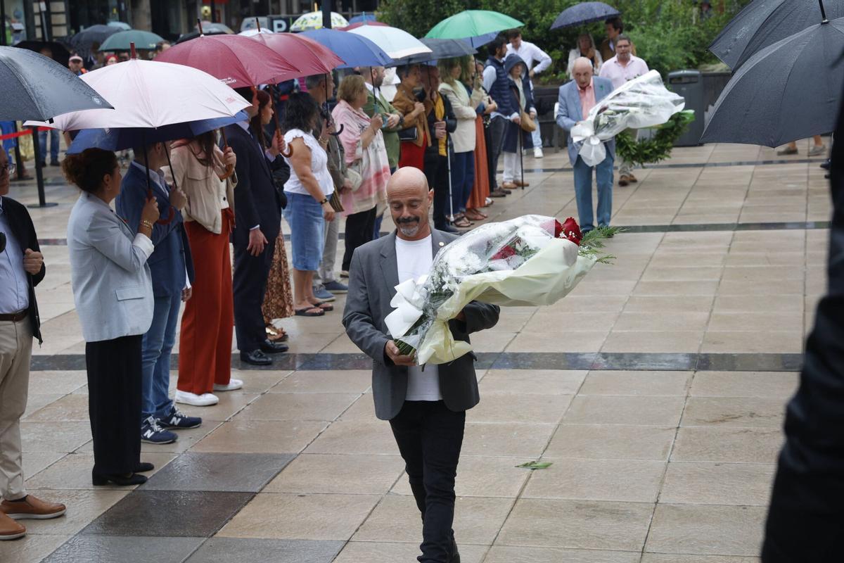 La ofrenda floral a Jovellanos en la plaza del Seis de agosto de Gijón, en imágenes
