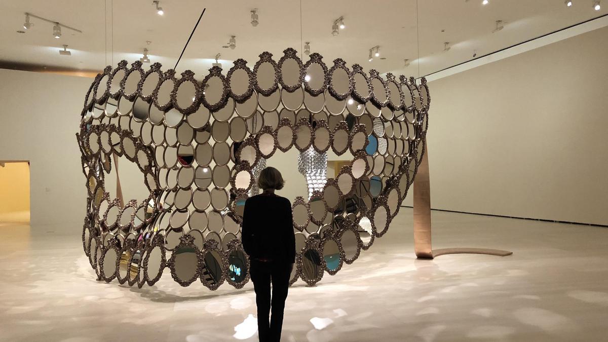 La obra &quot;I’ll be your mirror&quot;, de Joana Vasconcelos expuesta en el museo Guggenheim de Bilbao en 2018.