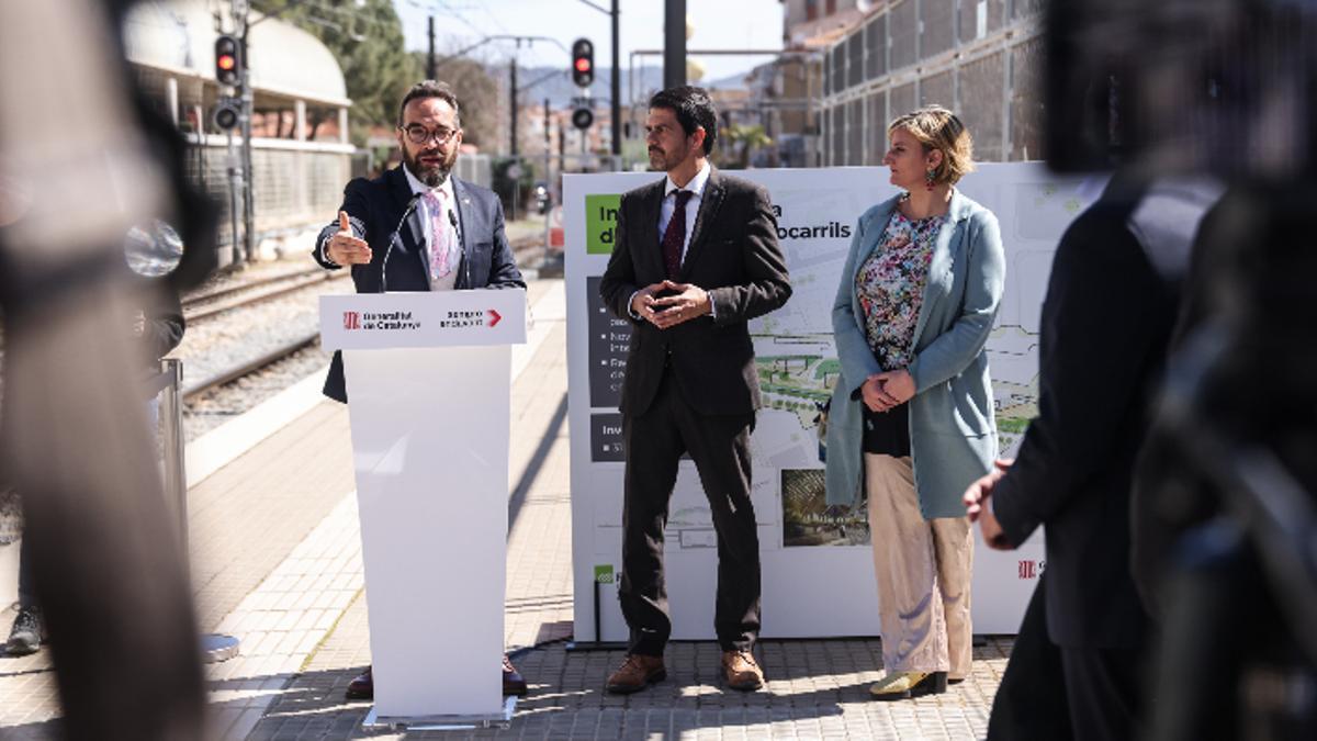 El conseller de Territori, Juli Fernàndez, amb l'alcalde d'Igualada, Marc Castells, i la presidenta del Parlament en funcions, Alba Vergés en la presentació del projecte