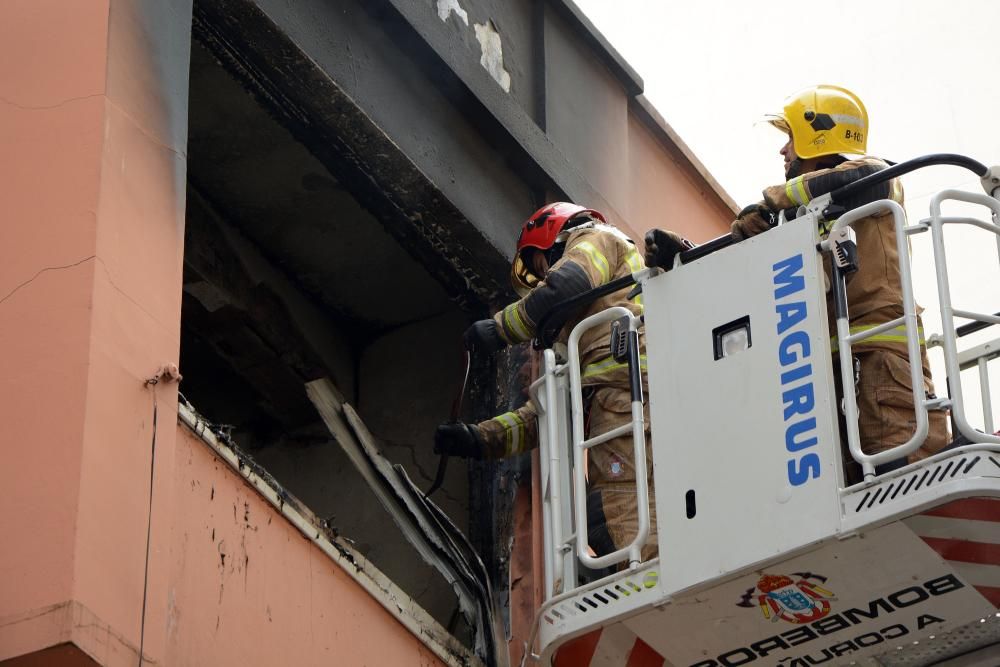 Inhaló humo procedente de la habitación contigua en la que se había generado el incendio.