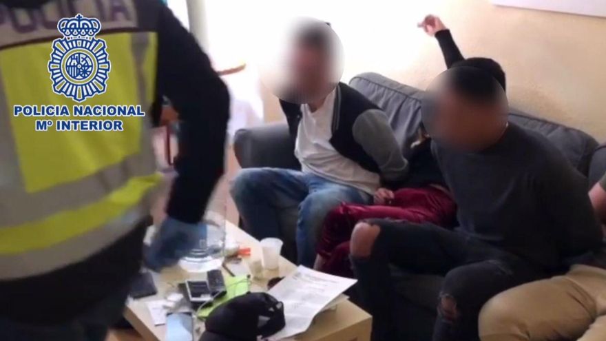 Dos años de cárcel por secuestrar a un joven en Alicante que les pagó la cocaína con billetes falsos