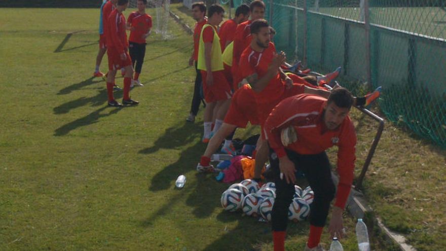 Varios jugadores, al final del entrenamiento de ayer.