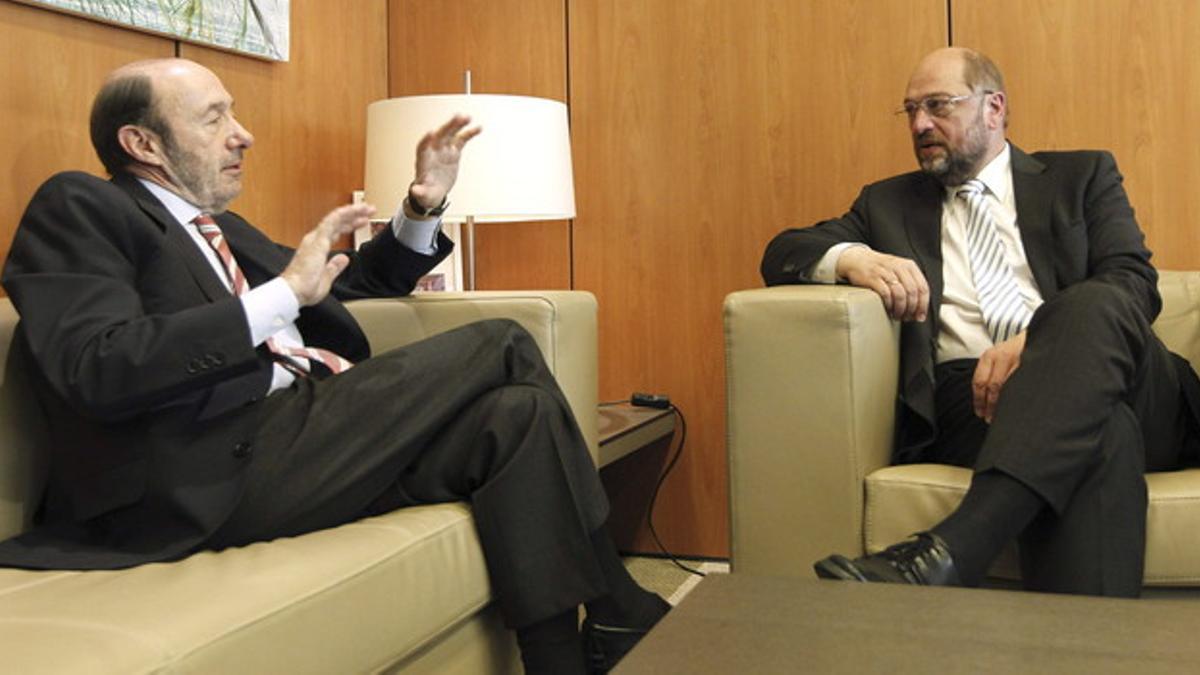 El presidente del Parlamento Europeo, Martin Schulz (derecha), conversa con el líder del PSOE, Alfredo Pérez Rubalcaba, este viernes en Madrid.