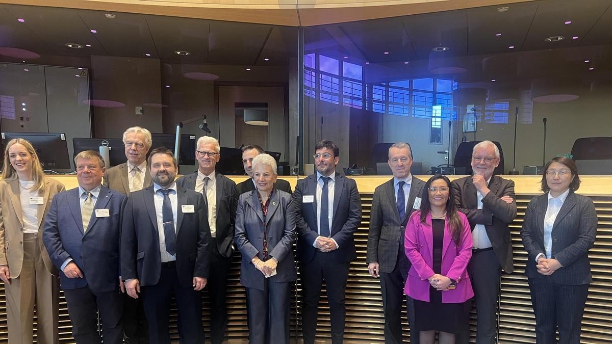 María Marced, presidenta del Industry Advisory Group para la European Chips Act 2.0 en la sede de la Comisión Europea, en compañía de directivos de Global Foundries, Nokia, ST, Infineon, NXP, Axelera AI, Thales y ASML y el secretario técnico del grupo UE, Carlos G. Triviño.