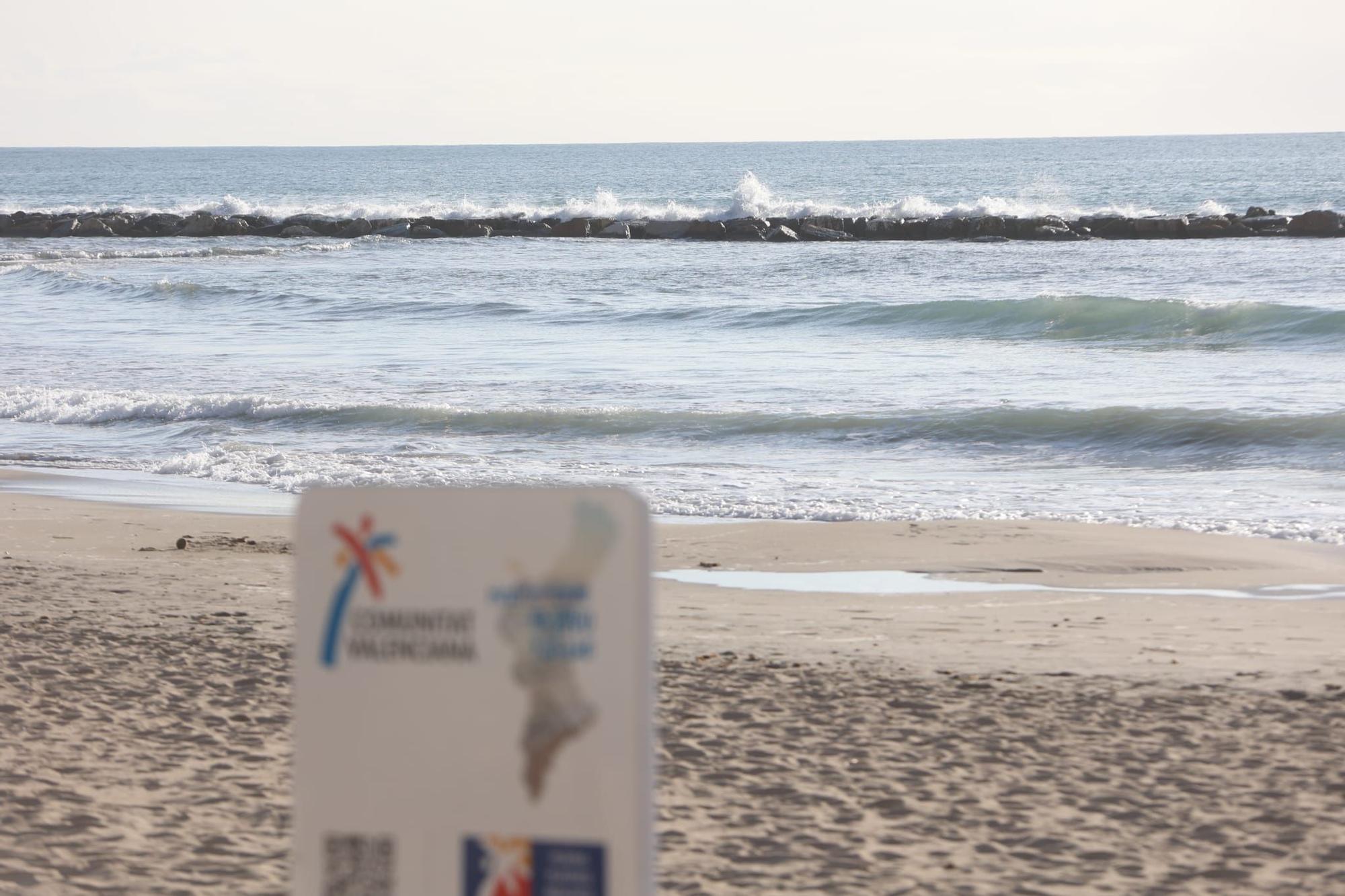 El temporal de Isaack golpea la playa del Postiguet de Alicante