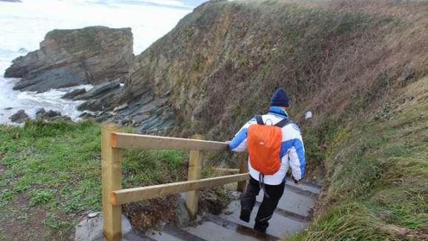 Un vecino accede al arenal por las nuevas escaleras.