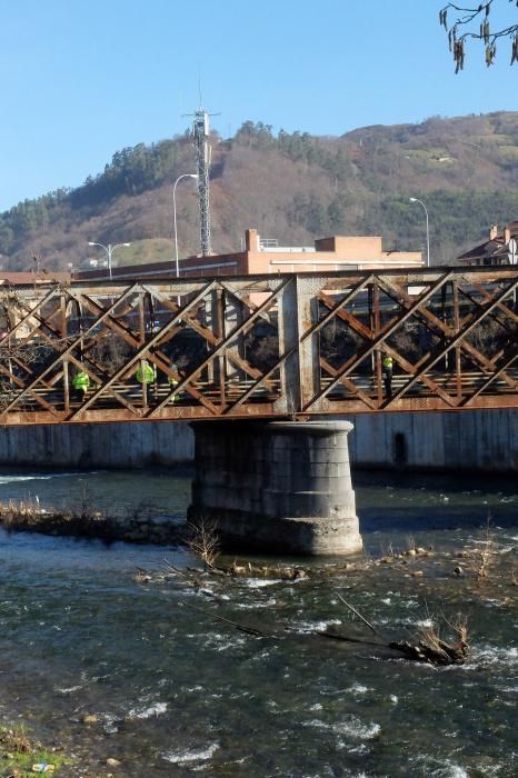 Inspección del puente de FEVE sobre el río Caudal de Mieres