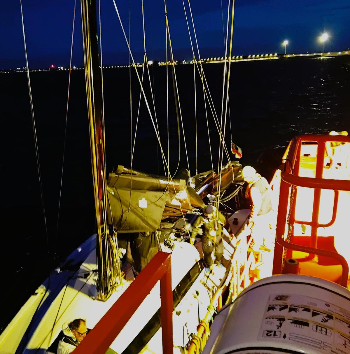 Auxilio a la embarcación que quedó sin gobierno de madrugada en la Bahía de Palma.