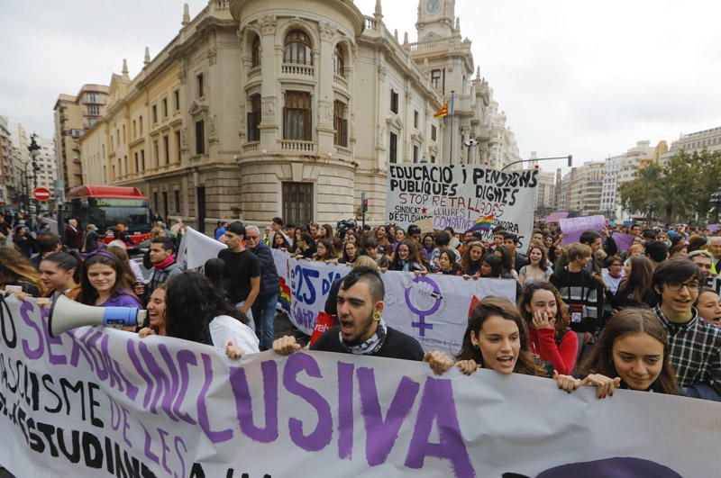 Estudiantes protestan en València contra el machismo en las aulas