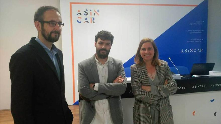 El gerente de Asincar, Juan Díaz; Roberto Morán y Cristina Fanjul, directora del Centro Europeo de Empresas e Innovación de Asturias, ayer en Noreña.