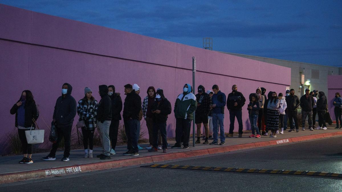 Los compradores esperan en la fila para hacer las compras del Black Friday, fuera de la Nike Factory Store muy temprano en la mañana en Outlet Shoppes en El Paso, Texas.