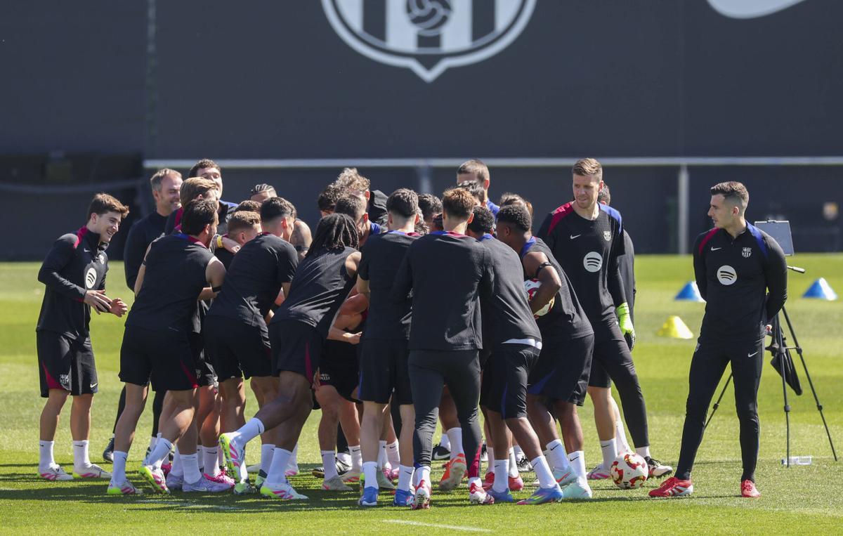 Túnel de collejas en el inicio de entrenamiento con Gavi y Christensen