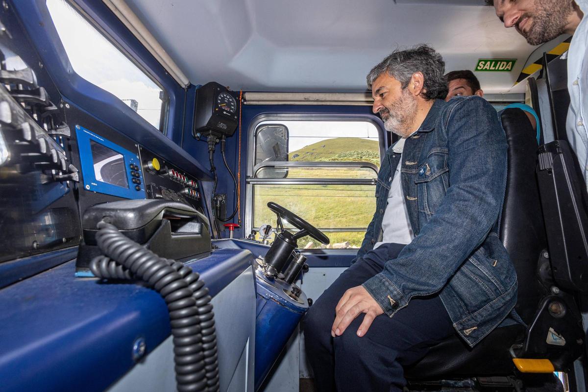 Alejandro Calvo en una locomotora de tren.