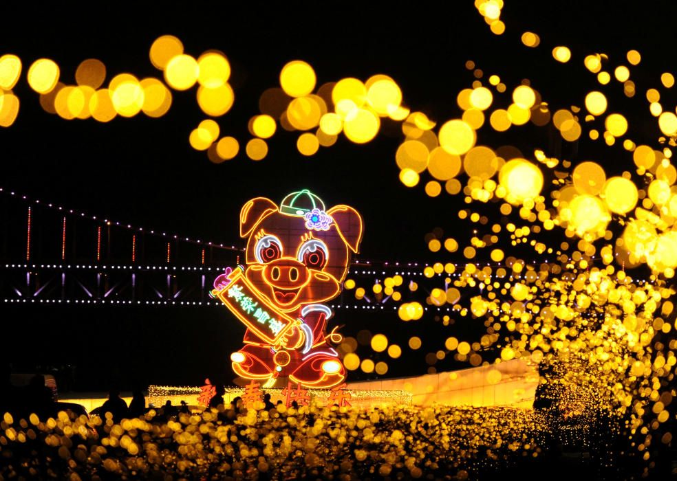 Un cartel luminoso gigante con forma de cerdo ilumina la calle de Xinghai en Dalian, en la provincia china de Liaoning, con motivo de las celebraciones por el Año Nuevo y el Año Nuevo Lunar. Fotografía tomada el 18 de diciembre de 2018. REUTERS