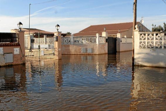 In dem kleinen Dorf in der Nähe des Flughafens von Mallorca steht das Wasser - und fließt seit Dezember nicht ab. Die Anwohner beklagen die Untätigkeit der Politik.