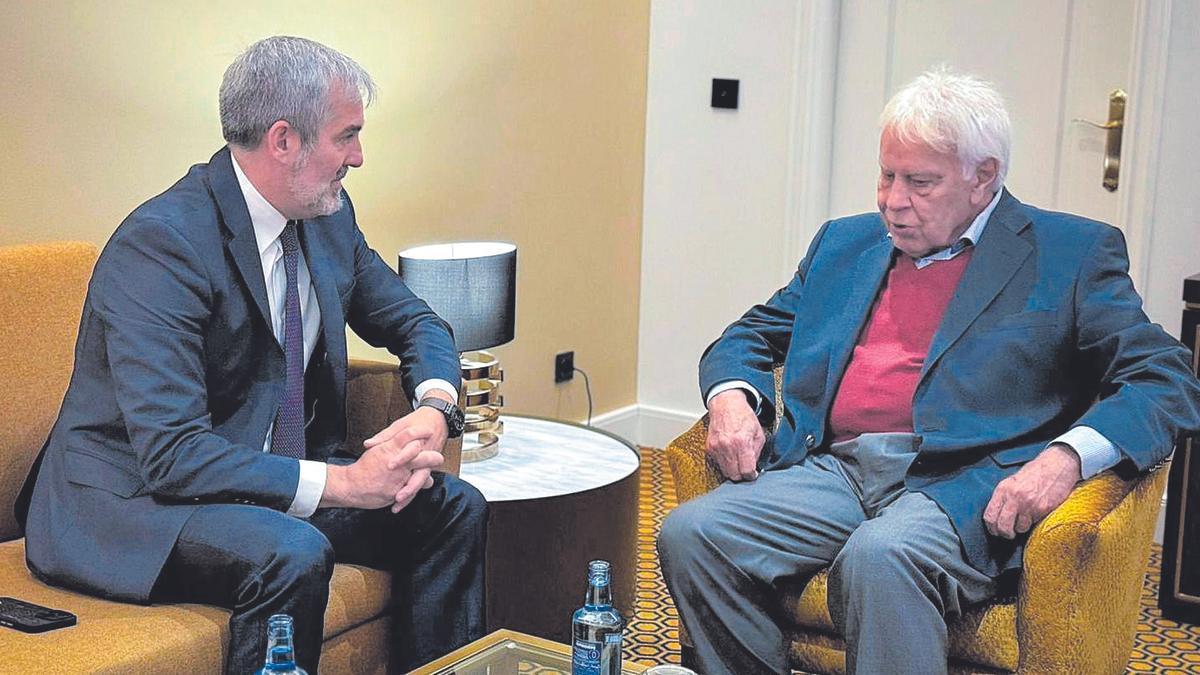 Fernando Clavijo mantuvo ayer en el contexto del Foro La Toja, en Pontevedra, un encuentro con el expresidente del Gobierno Felipe González.