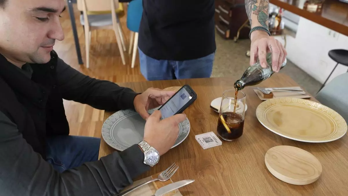 La Valedora do Pobo rechaza la reclamación de los mayores de Vigo de tener cartas físicas en los restaurantes