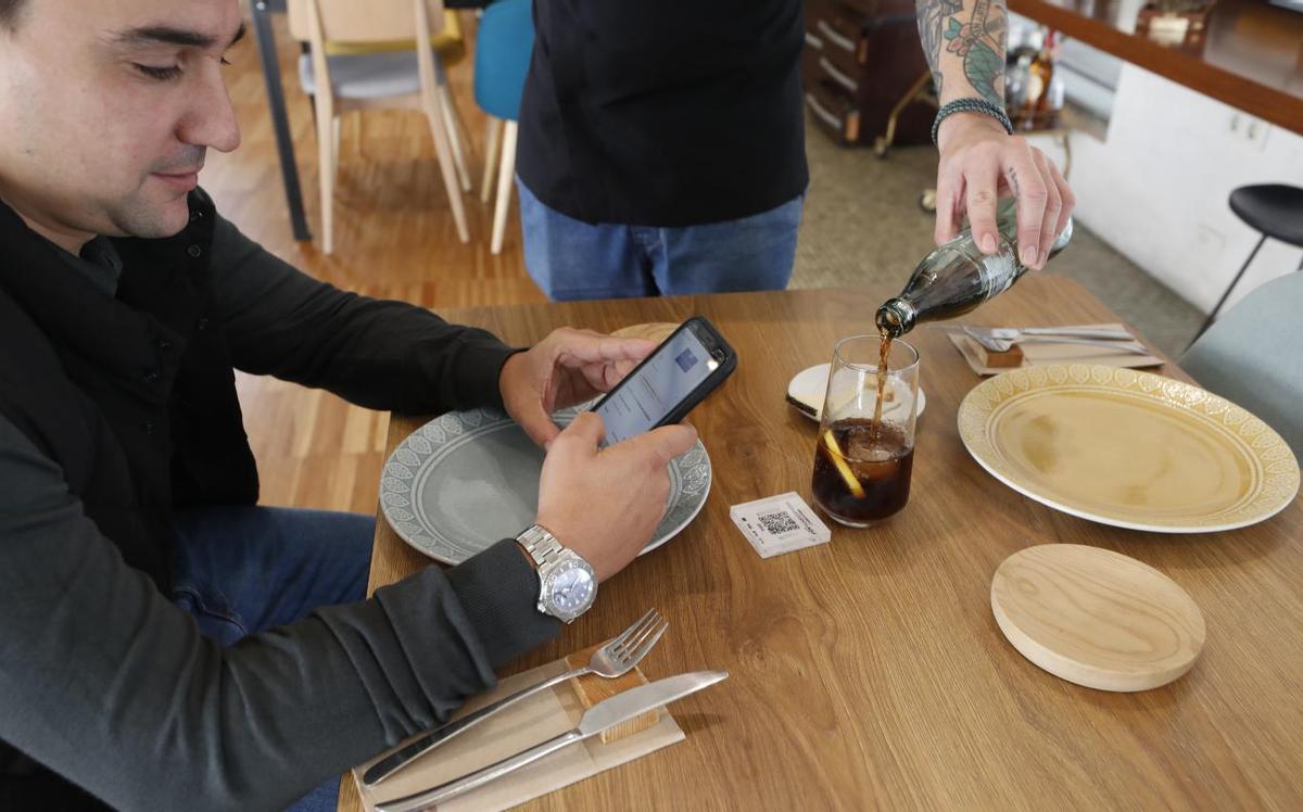 Un cliente escanea el código QR de un restaurante de Vigo para ver la carta.
