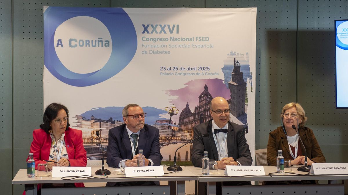 De izquierda a derecha, los doctores María José Picón, Antonio Pérez, Francisco Javier Ampudia-Blasco y Teresa Martínez, en Palexco. | Casteleiro/Roller Agencia