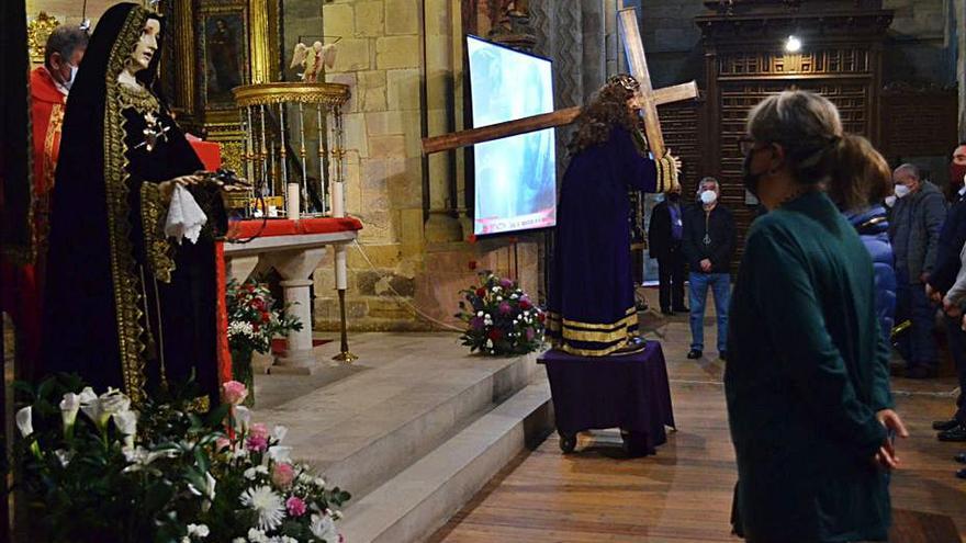 Finalización del Via Crucis con la imagen de la Dolorosa y el Nazareno. | E. P.