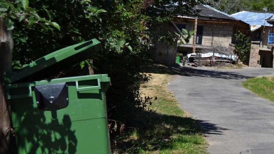 Un contenedor del medio rural, repleto de residuos.