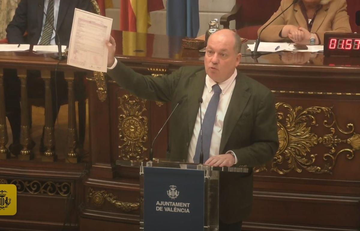 Olano, blandiendo la ficha urbanística