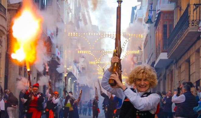 Los arcabuces toman Alcoy en el 750 aniversario de Sant Jordi