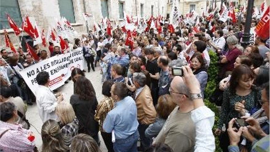 Varios centros de profesores y padres se concentraron ayer ante las Corts, en Valencia.