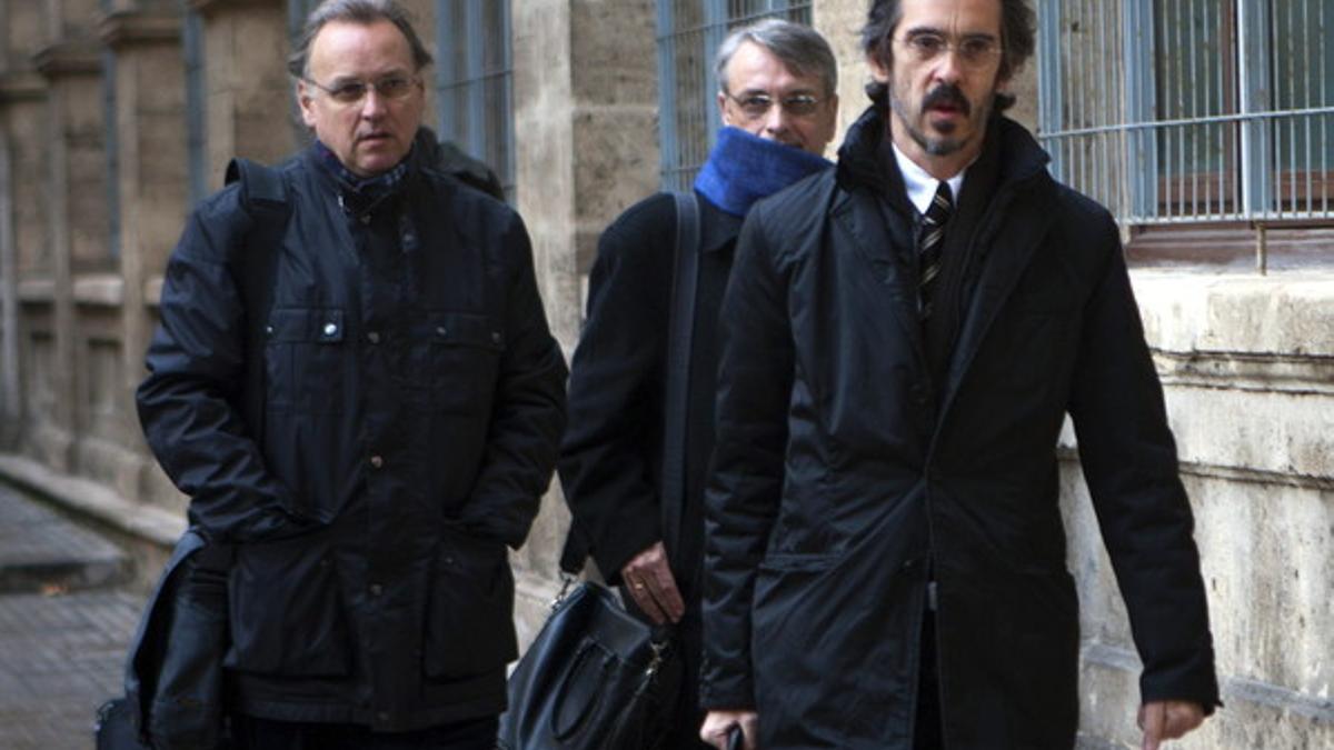 Marco Antonio Tejeiro (izquierda), junto a su hermano Miguel (centro) y su abogado, acuden a declarar a los juzgados de Palma, en febrero del 2012.