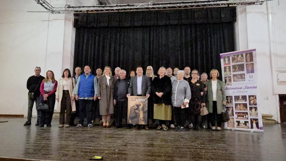 Autoridades y representantes de las cofradías durante la inauguración de la exposición en el auditorio.