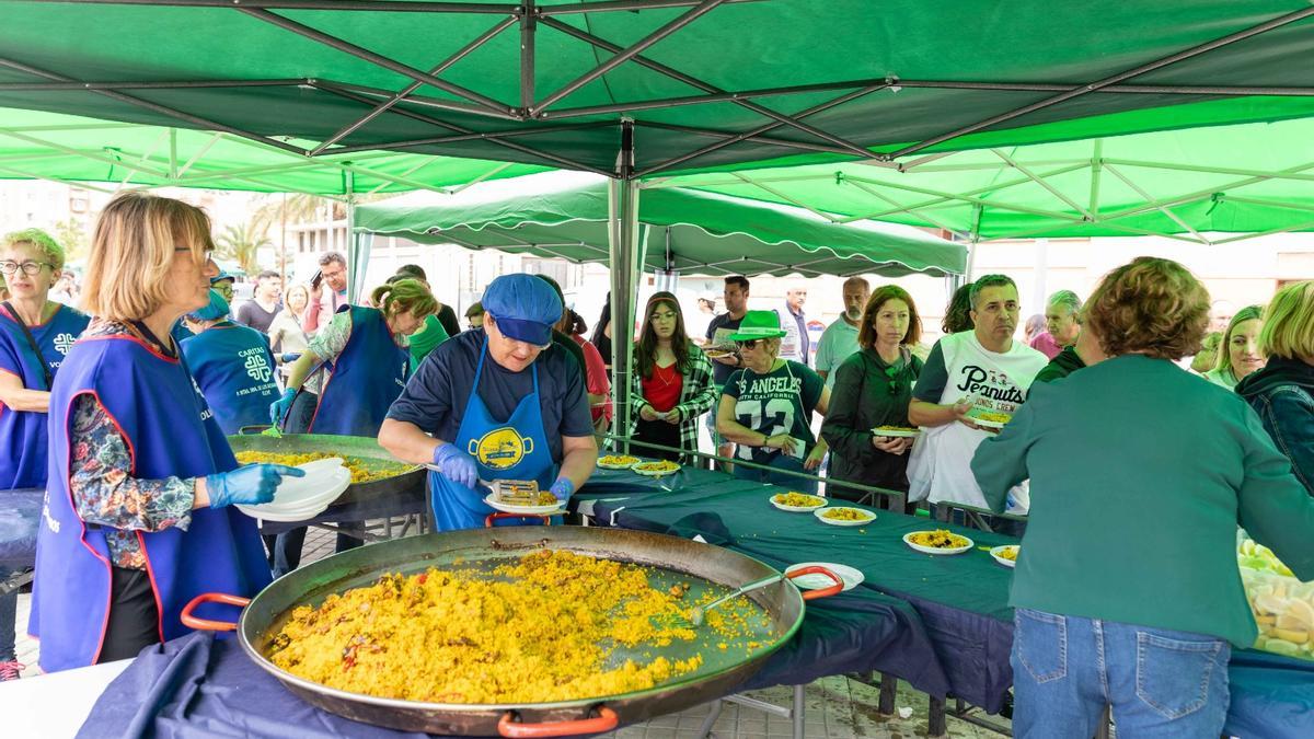 Reparto de las raciones de arroz