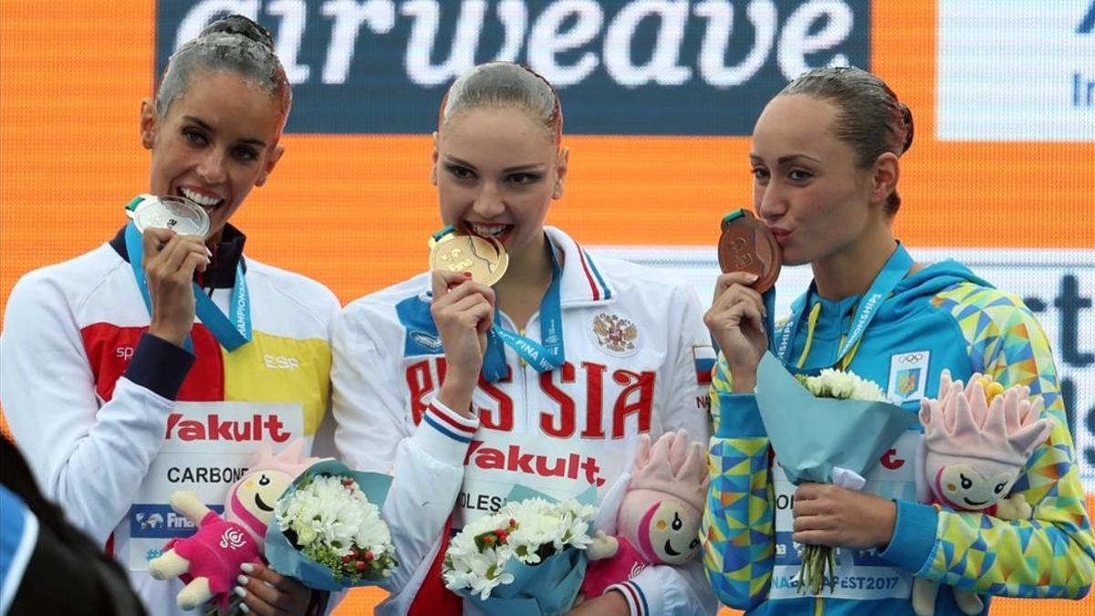 Ona carbonell, a la izquierda, junto a Svetlana Kolesnichenko (oro) y Anna Voloshina (bronce)