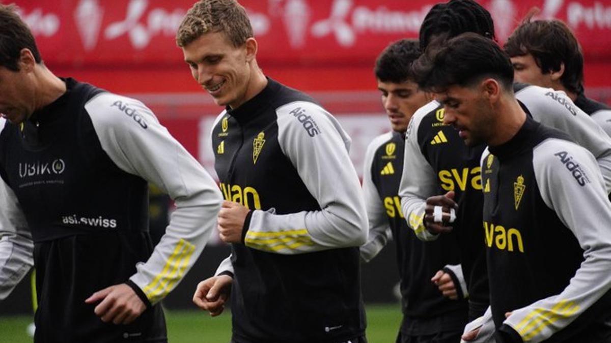 Alberto González encabeza el grupo en un entrenamiento de los granas.