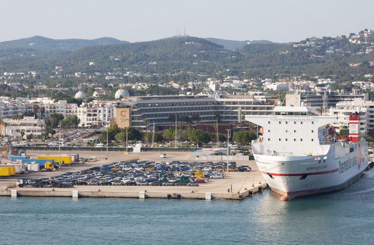 Los vehículos que han desembarcado ya en Ibiza quedan exentos del cupo
