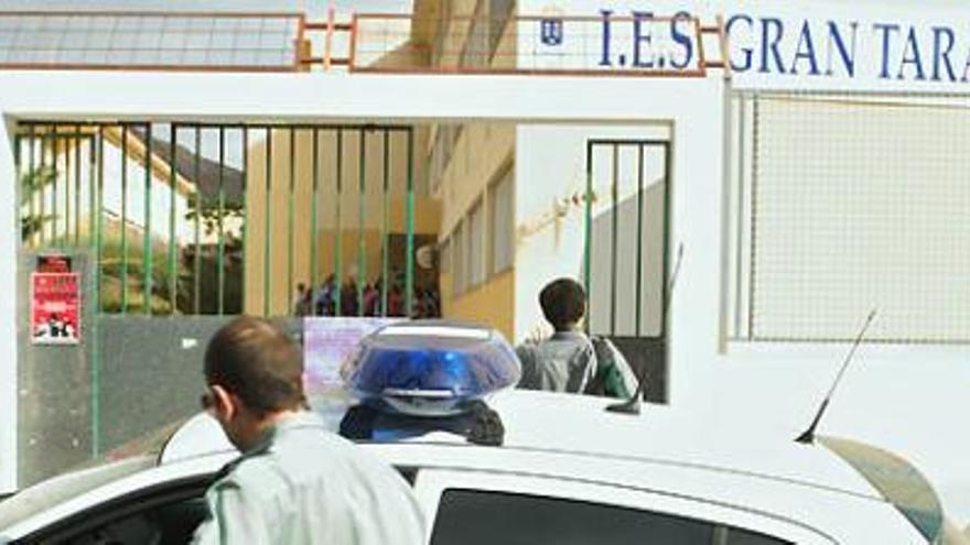 La Guardia Civil, en el instituto de Gran Tarajal, y parte de los alumnos en el patio.