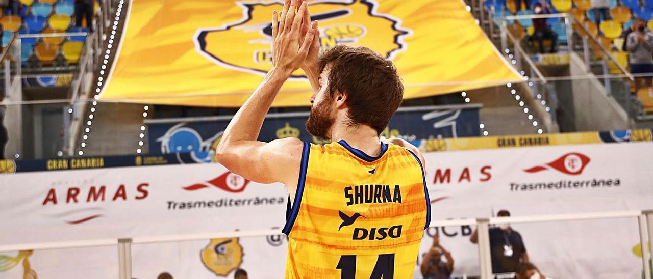 John Shurna, jugador del Herbalife Gran Canaria, saluda a la afición en el último partido del curso frente al Real Madrid. | | ACB PHOTO