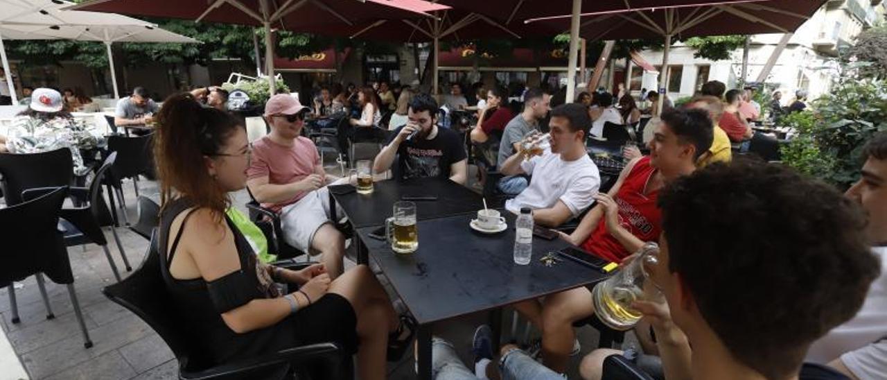 Un grupo de jóvenes toman algo en una terraza de Zaragoza, hace unas semanas.