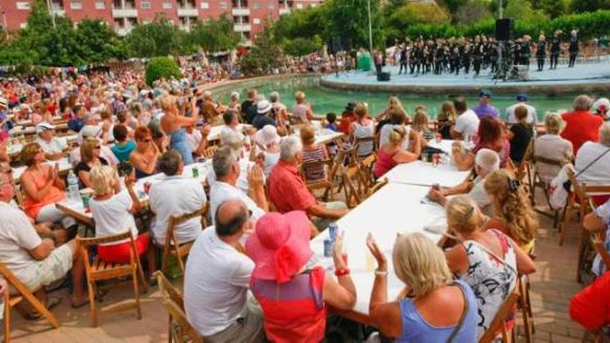 Cientos de ingleses participaron ayer en la celebración para rendir honores a la monarca.