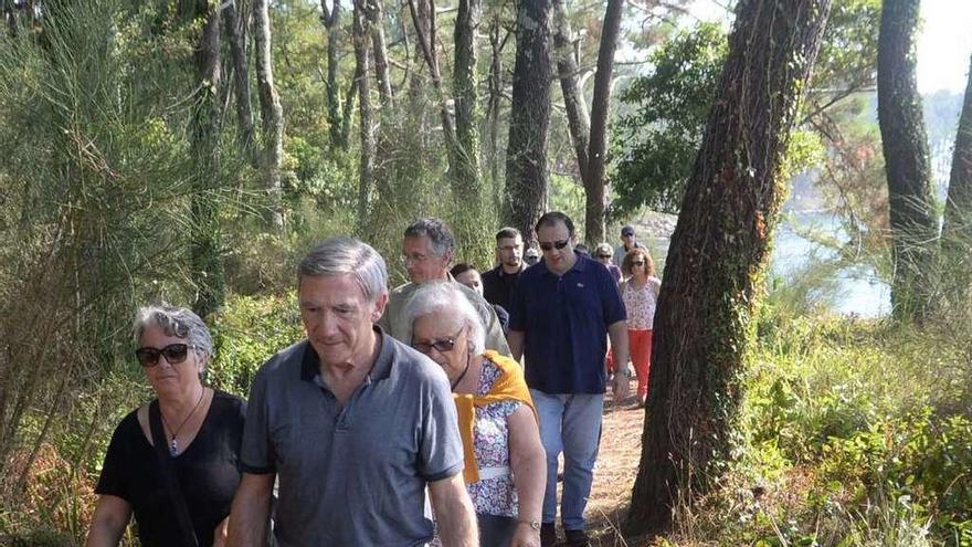 Un grupo de turistas pasea por la isla de Cortegada. // Noé Parga