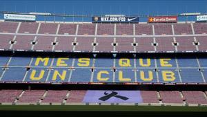 Un crespón negro en el Camp Nou en homenaje a Johan Cruyff.