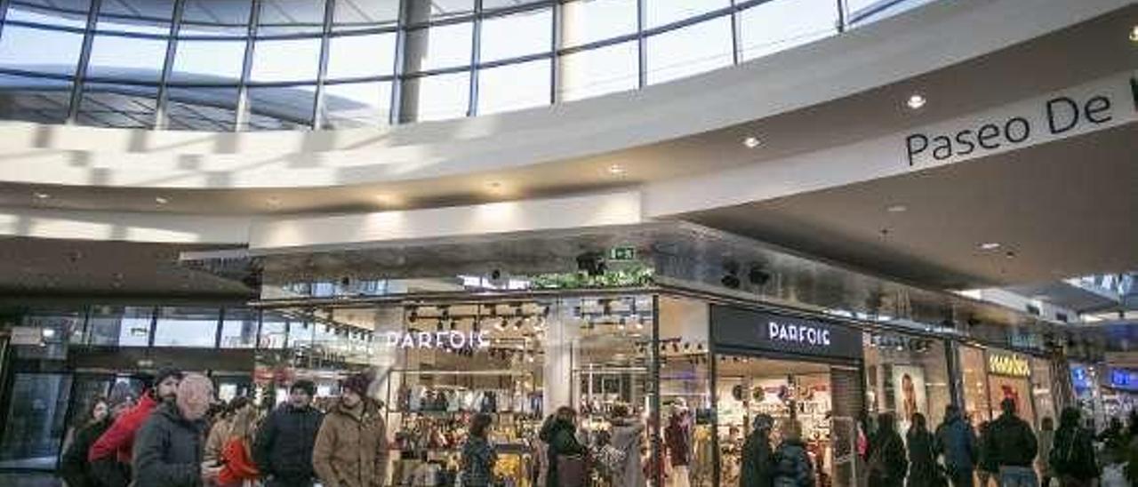 Interior del centro comercial de Paredes.