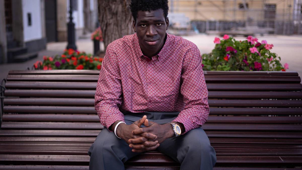 Youssouf Toure, en la plaza de San Agustín, en Los Realejos (Tenerife).