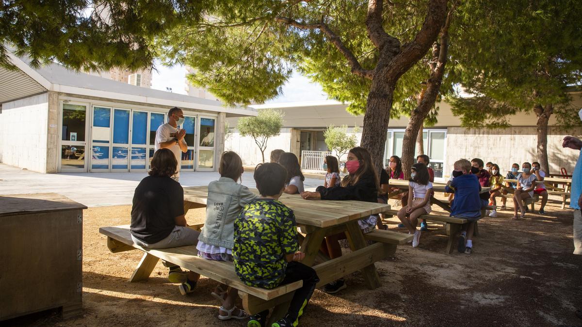 Primer dí­a de clase durante la pandemia por la covid-19 el colegio Fabraquer de El Campello.