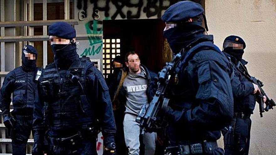 Els Mossos d&#039;Esquadra traslladen un dels detinguts en l&#039;operació antiterrorista d&#039;ahir.