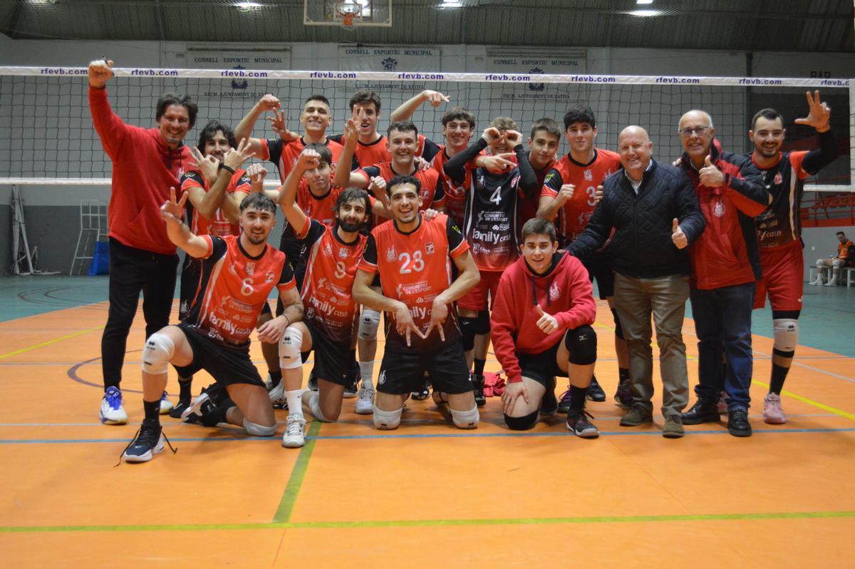 El equipo masculino del Familycash Xàtiva también ganaó al CV Valencia por 3-1 (25-18/26-28/25-22/25-12).
